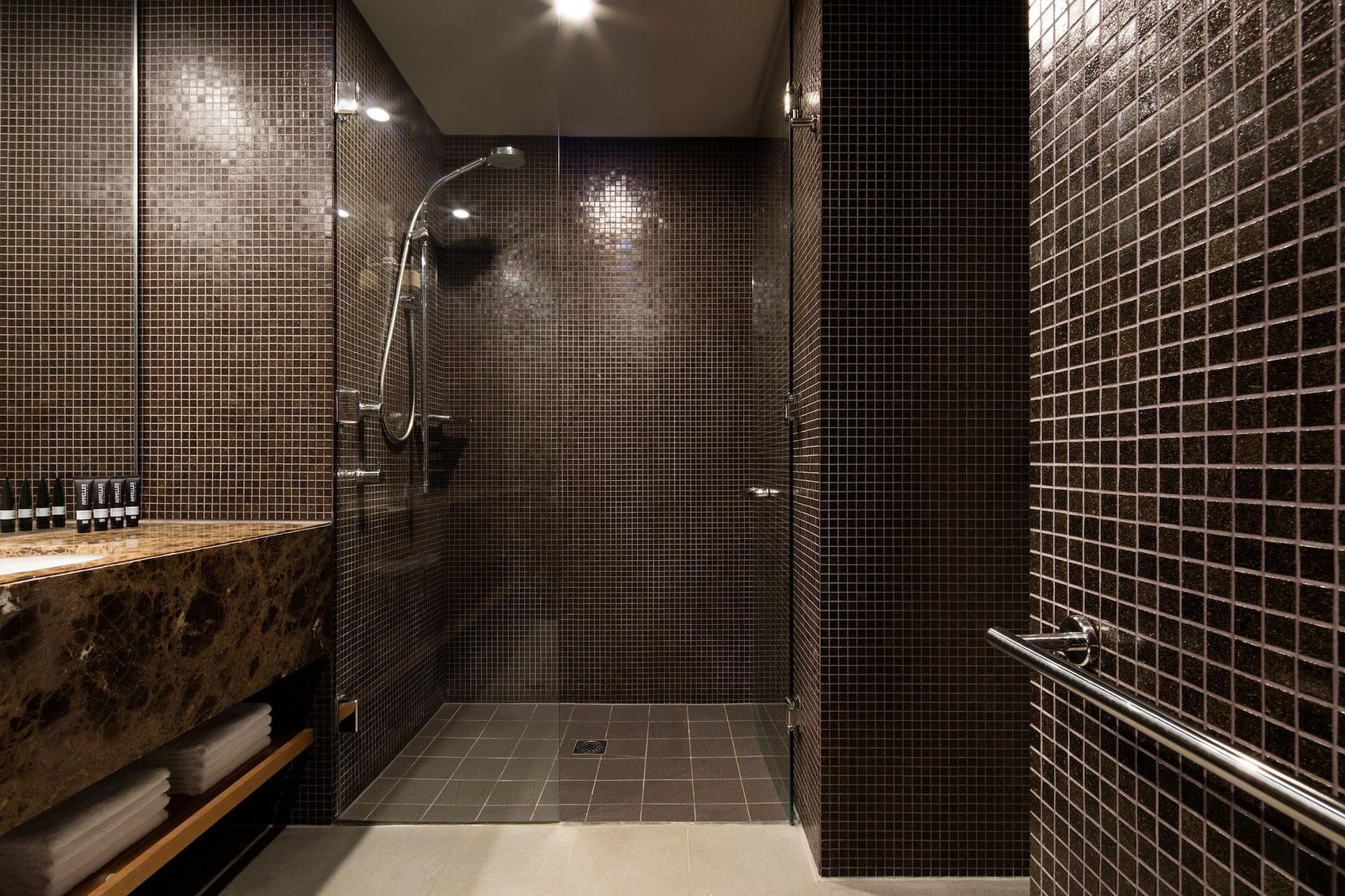 Hotel Realm Канберра Екстер'єр фото A shower