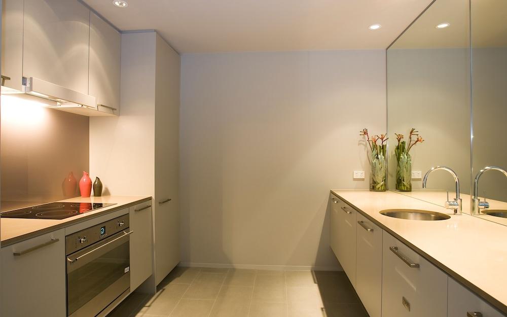 Hotel Realm Канберра Екстер'єр фото A kitchen in a typical apartment
