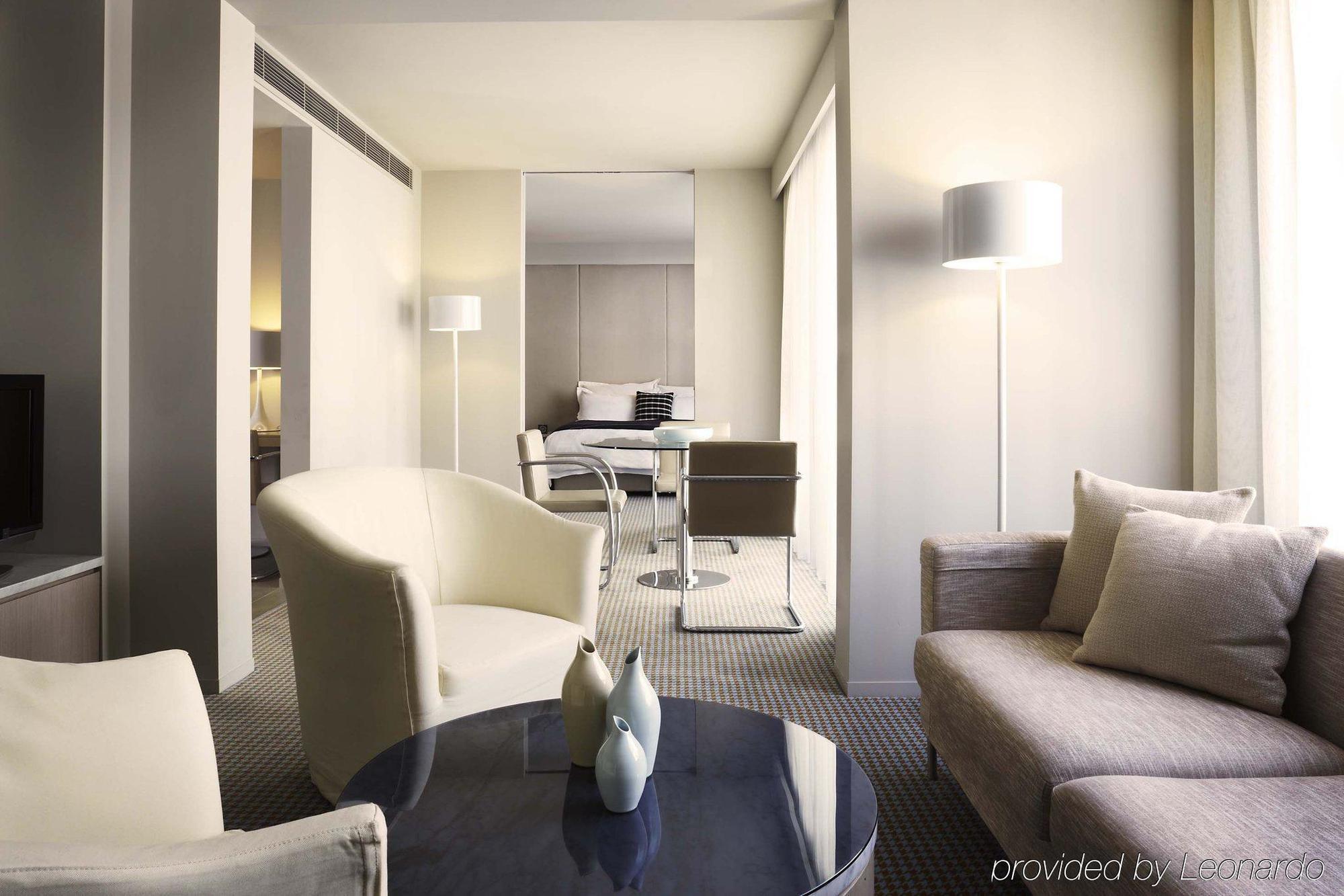 Hotel Realm Канберра Номер фото A suite at the hotel
