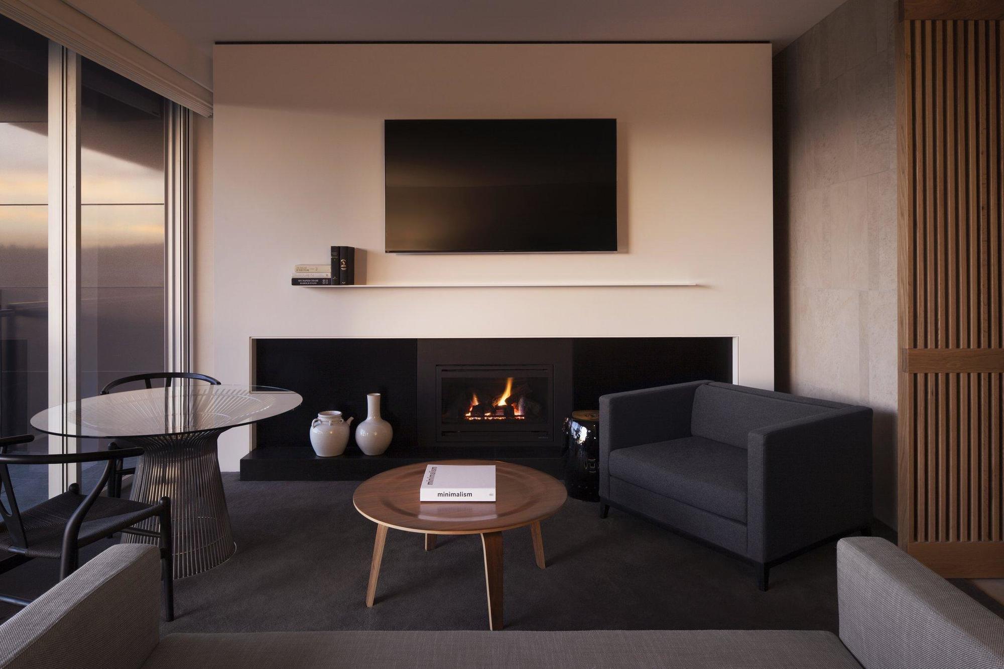 Hotel Realm Канберра Екстер'єр фото A living room with a fireplace