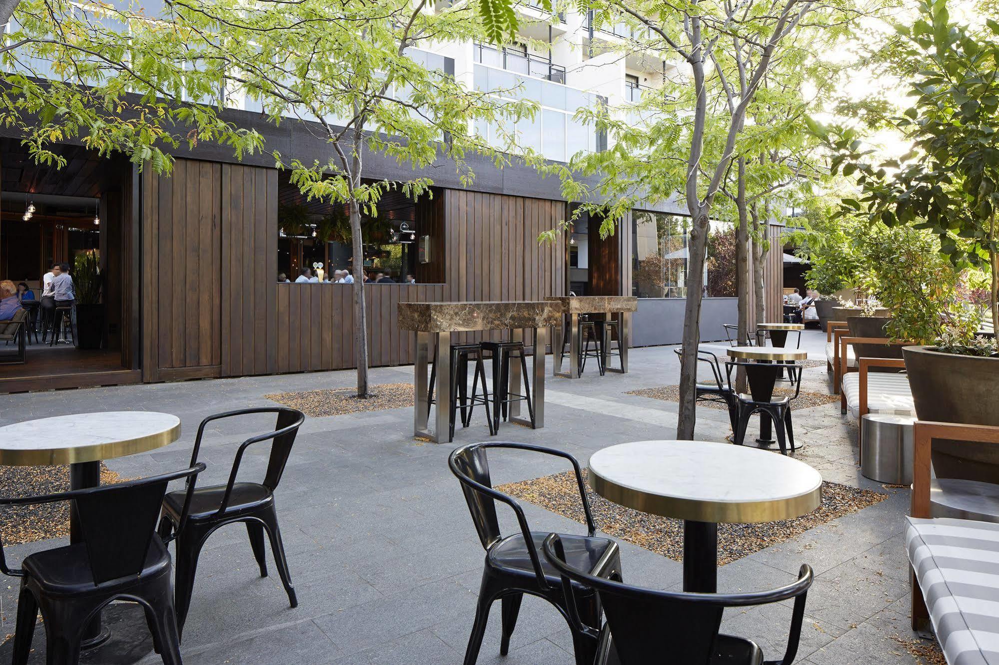 Hotel Realm Канберра Екстер'єр фото The courtyard at the restaurant