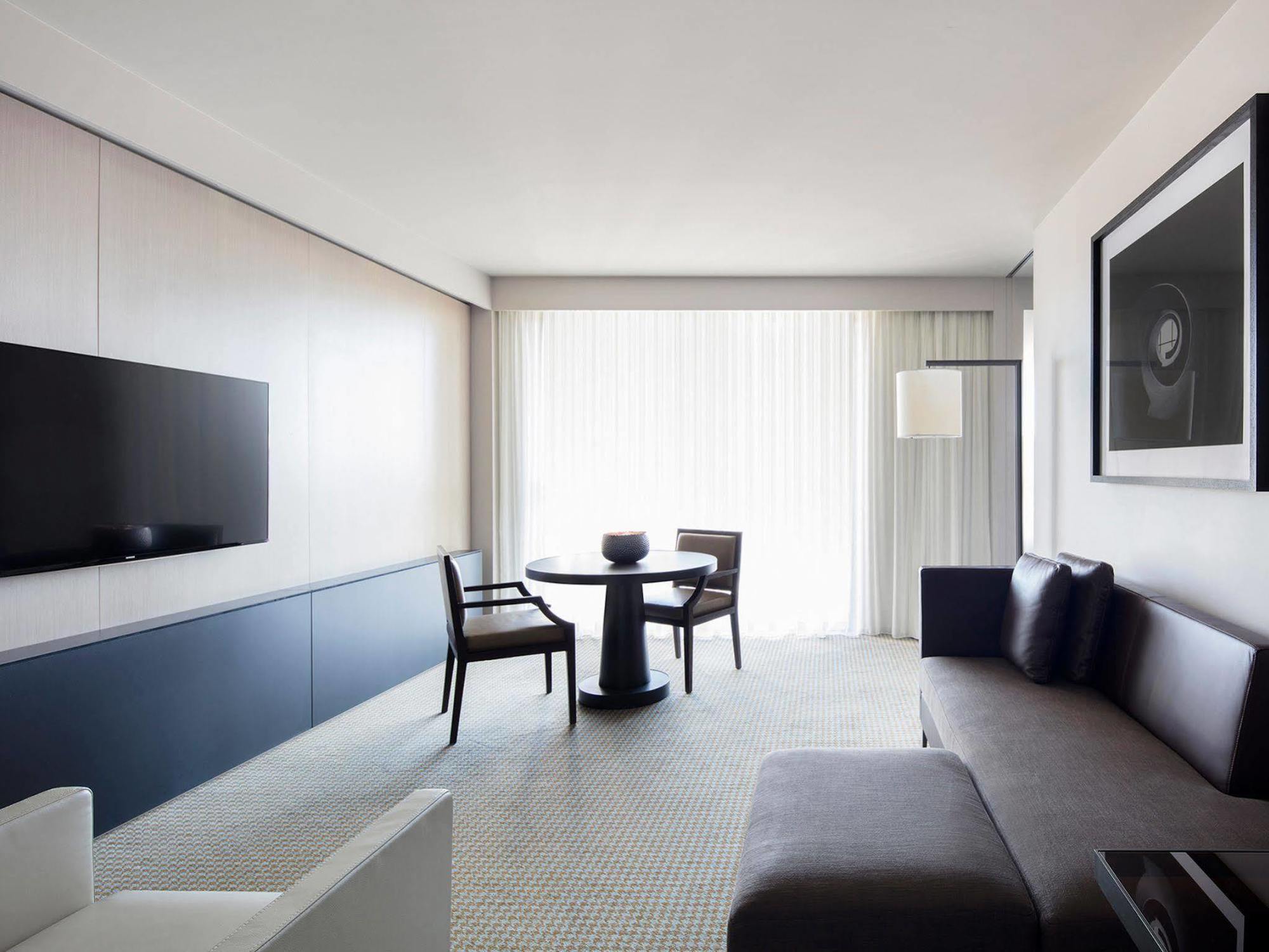 Hotel Realm Канберра Екстер'єр фото A room at the hotel