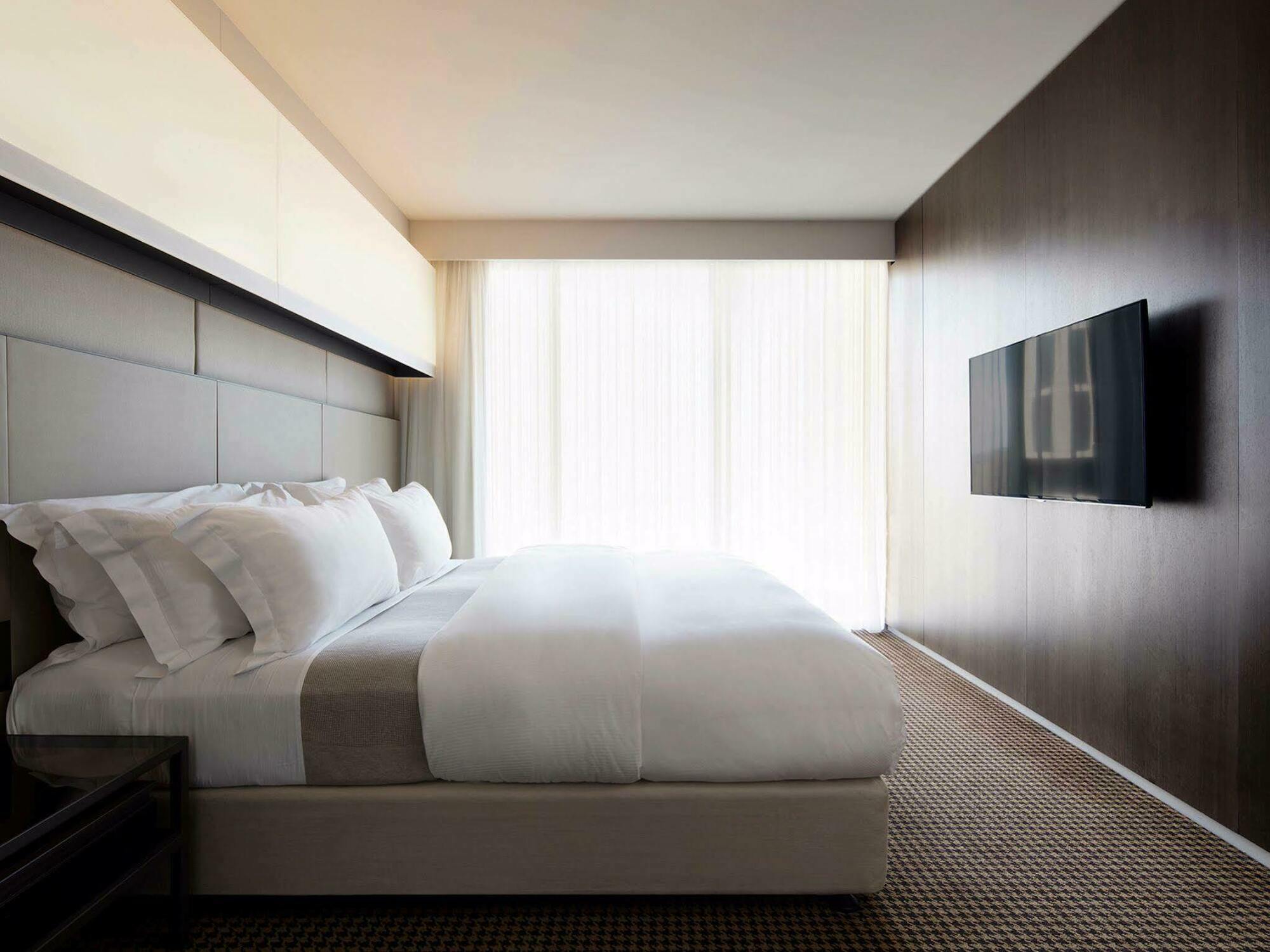 Hotel Realm Канберра Екстер'єр фото A bedroom at the hotel