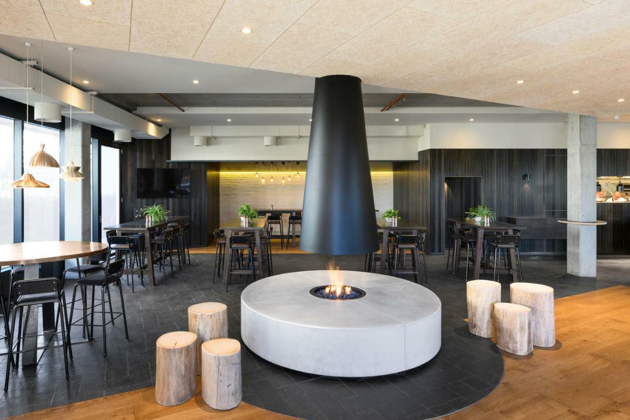 Hotel Realm Канберра Екстер'єр фото The lounge at the airport